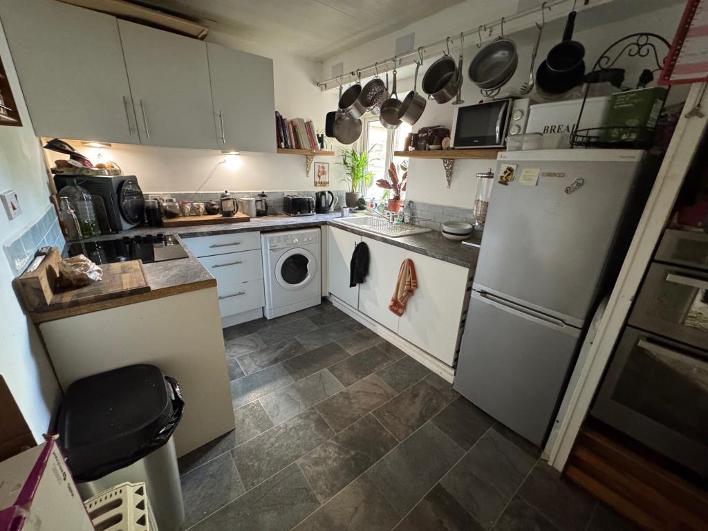 Lot: 97 - FREEHOLD BLOCK OF NINE FLATS PART INVESTMENT / PART VACANT IN WEST END OF FOLKESTONE - Flat B kitchen